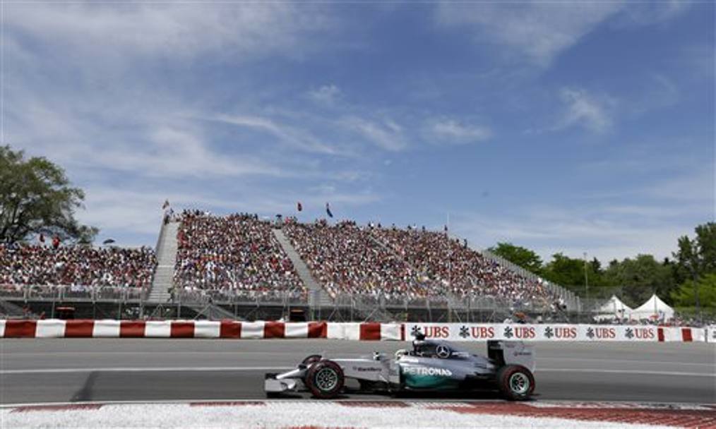 Lewis Hamilton sfreccia davanti alle tribune l’8 giugno 2014 al Gran Premio del Canada (Ap)